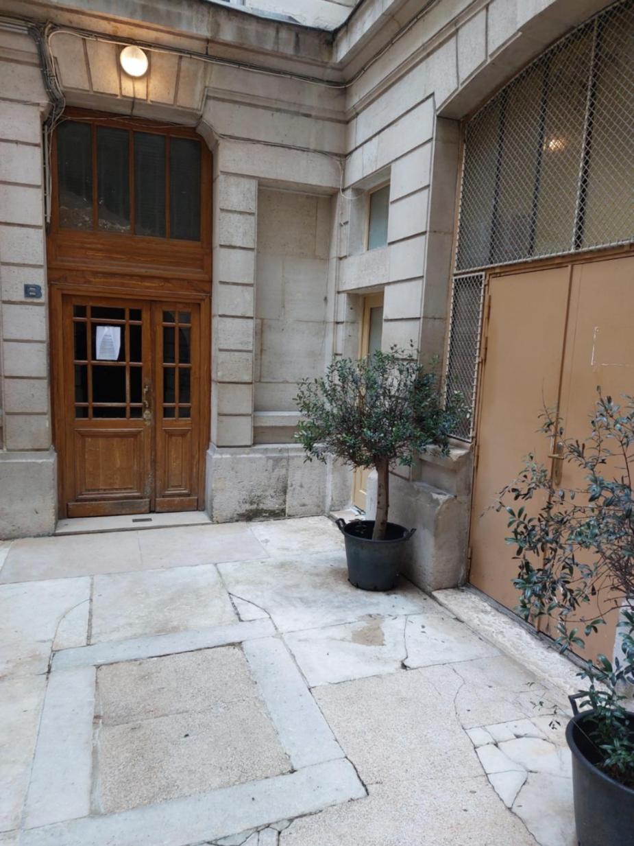 Centre - At * Parigi